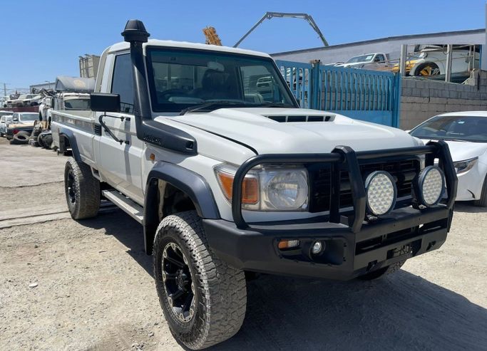 Подержанный Toyota Land Cruiser 70 Series Рестайлинг 1, 4.5 л, 2022 в Дубае от Alhamd Motors Белый цвет.  | AUTO.AE | Объявление #258858
