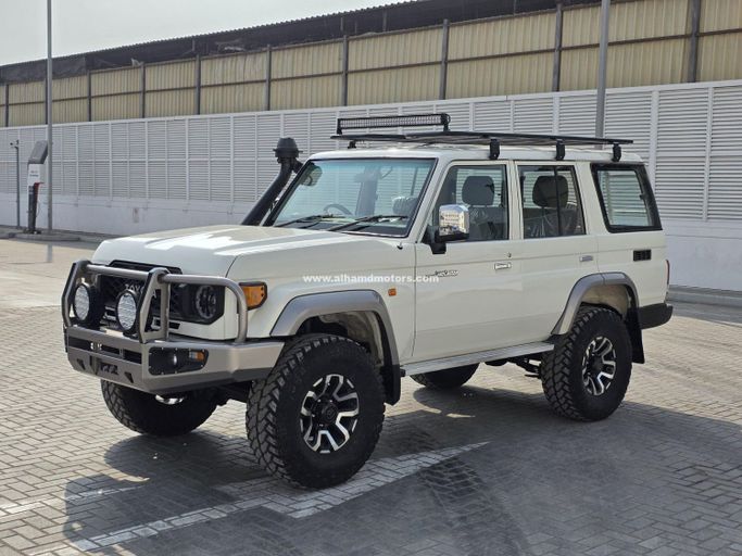 Подержанный Toyota Land Cruiser 70 Series Рестайлинг 1, 4.5 л, 2019 в Дубае от Alhamd Motors Белый цвет.  | AUTO.AE | Объявление #258872