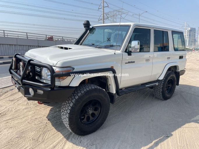 Подержанный Toyota Land Cruiser 70 Series Рестайлинг 1, 4.5 л, 2020 в Дубае от Alhamd Motors Белый цвет.  | AUTO.AE | Объявление #258889