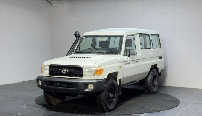 Подержанный Toyota Land Cruiser 70 Series Рестайлинг 1, 4.5 л, 2011 в Дубае от Alhamd Motors Белый цвет.  | AUTO.AE | Объявление #258894