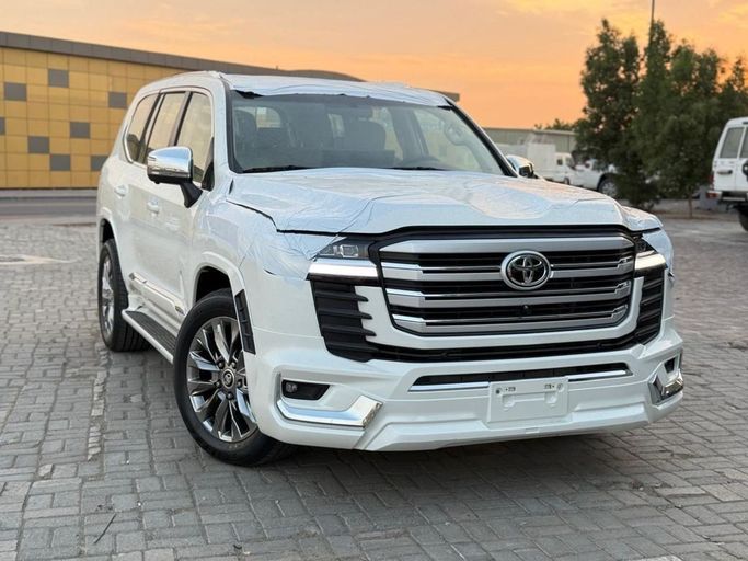 Подержанный Toyota Land Cruiser 200 Series Рестайлинг 2, 4.6 л, 2018 в Дубае от HH MOTORS CORPORATION Белый цвет. GCC | AUTO.AE | Объявление #260110