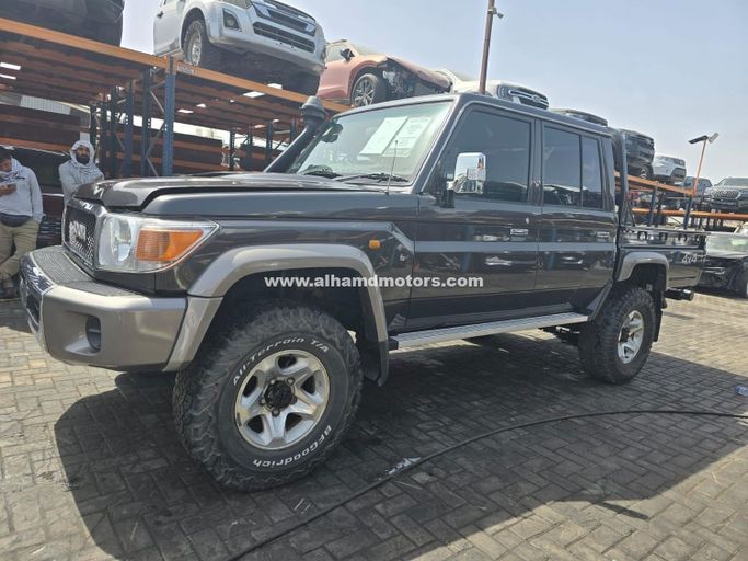 مستعملة Toyota Land Cruiser 70 Series 70 Series Facelift 1, 4.5 l, 2014 في في دبي من Alhamd Motors، اللون أسود.  | AUTO.AE | إعلان #260918