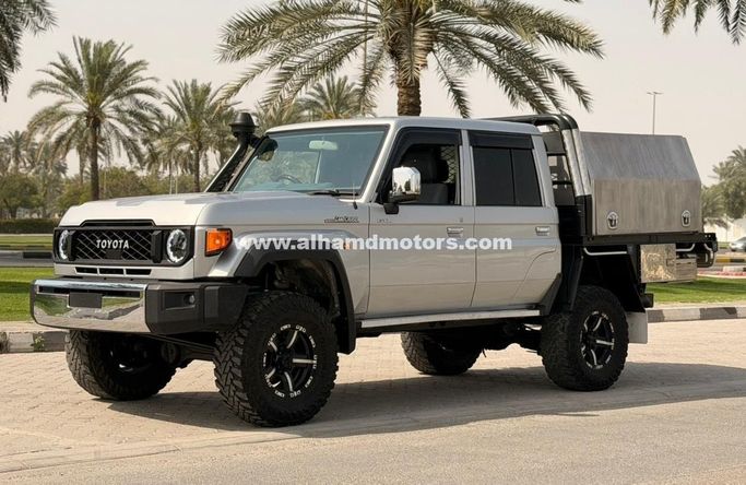 مستعملة Toyota Land Cruiser 70 Series 70 Series Facelift 1, 4.5 l, 2013 في في دبي من Alhamd Motors، اللون فضي.  | AUTO.AE | إعلان #260972