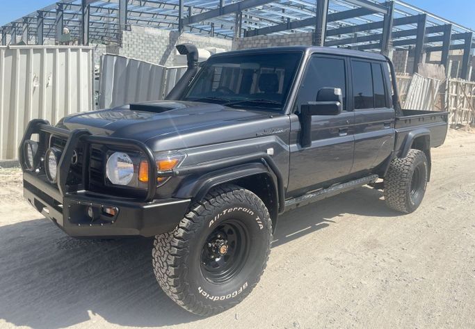 مستعملة Toyota Land Cruiser 70 Series 70 Series Facelift 1, 4.5 l, 2021 في في دبي من Alhamd Motors، اللون أسود.  | AUTO.AE | إعلان #260975