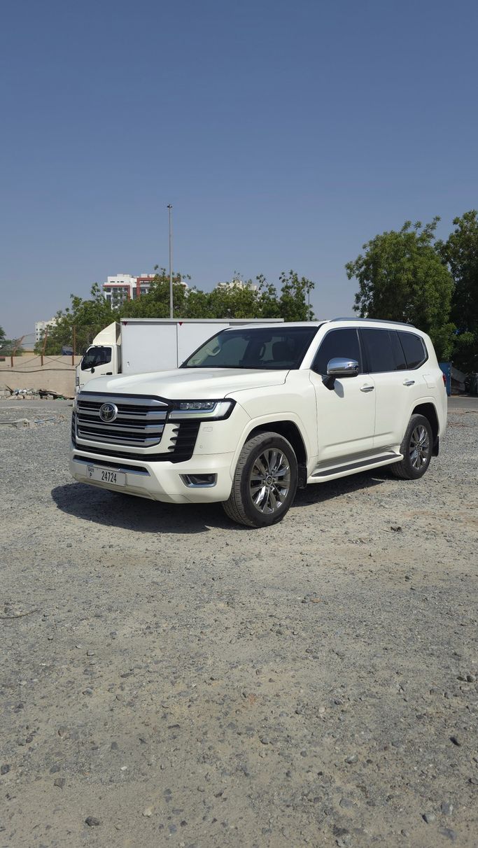 Used Toyota Land Cruiser 300 Series, 4.0 l, 2022 in Dubai, White color. GCC Specs | AUTO.AE | Listing #262181