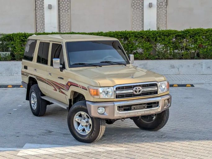 مستعملة Toyota Land Cruiser 70 Series 70 Series Facelift 1, 4.2 l, 2012 في في دبي من NEW ABU TAJ MOTORS، اللون بيج. مواصفات الخليج | AUTO.AE | إعلان #262742