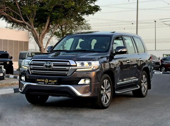 مستعملة Toyota Land Cruiser 200 Series 200 Series Facelift 2, 5.7 l, 2018 في في دبي من Q Motors، اللون رمادي. مواصفات الخليج | AUTO.AE | إعلان #263607