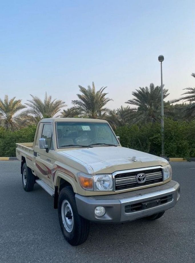 Подержанный Toyota Land Cruiser 70 Series Рестайлинг 1, 4.0 л, 2009 в Дубае от Atlantis Motors FZE Светло-коричневый цвет. GCC | AUTO.AE | Объявление #265321