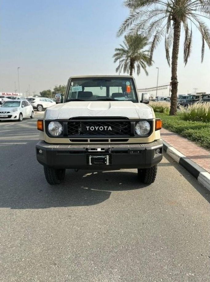 Новый Toyota Land Cruiser 70 Series Рестайлинг 2, 4.0 л, 2024 в Дубае от Atlantis Motors FZE Светло-коричневый цвет. GCC | AUTO.AE | Объявление #265327