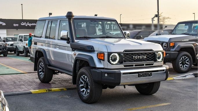 Новый Toyota Land Cruiser 70 Series Рестайлинг 2, 4.0 л, 2024 в Дубае от Atlantis Motors FZE Серебристый цвет. GCC | AUTO.AE | Объявление #265346