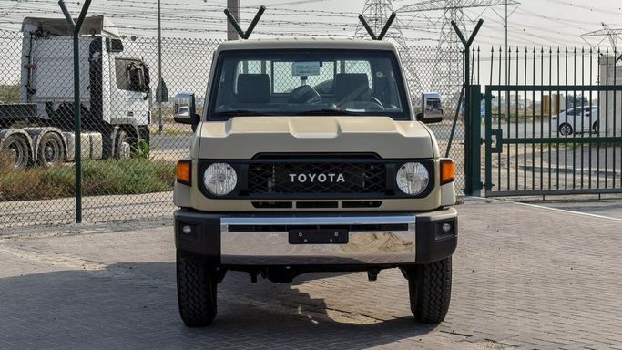 Новый Toyota Land Cruiser 70 Series Рестайлинг 2, 4.0 л, 2024 в Дубае от Atlantis Motors FZE Бежевый цвет. GCC | AUTO.AE | Объявление #265349