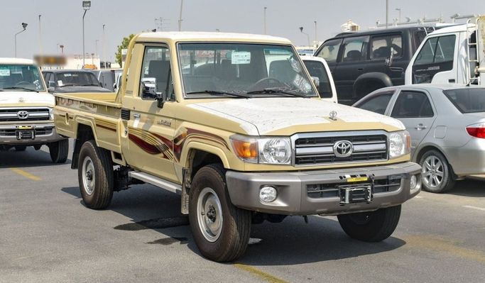 Подержанный Toyota Land Cruiser 70 Series Рестайлинг 1, 4.5 л, 2009 в Дубае от Atlantis Motors FZE Светло-коричневый цвет. GCC | AUTO.AE | Объявление #265422