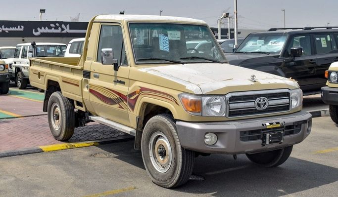 Подержанный Toyota Land Cruiser 70 Series Рестайлинг 1, 4.5 л, 2009 в Дубае от Atlantis Motors FZE Бежевый цвет. GCC | AUTO.AE | Объявление #265426