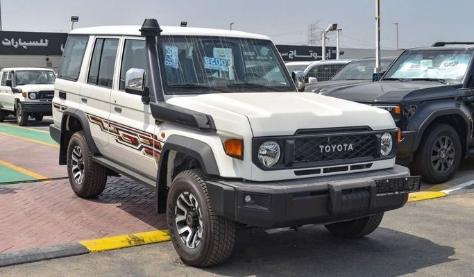 Новый Toyota Land Cruiser 70 Series Рестайлинг 2, 4.0 л, 2024 в Дубае от Atlantis Motors FZE Белый цвет. GCC | AUTO.AE | Объявление #265428