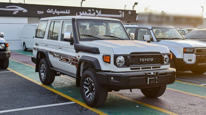Новый Toyota Land Cruiser 70 Series Рестайлинг 2, 2.8 л, 2024 в Дубае от Atlantis Motors FZE Белый цвет. GCC | AUTO.AE | Объявление #265470