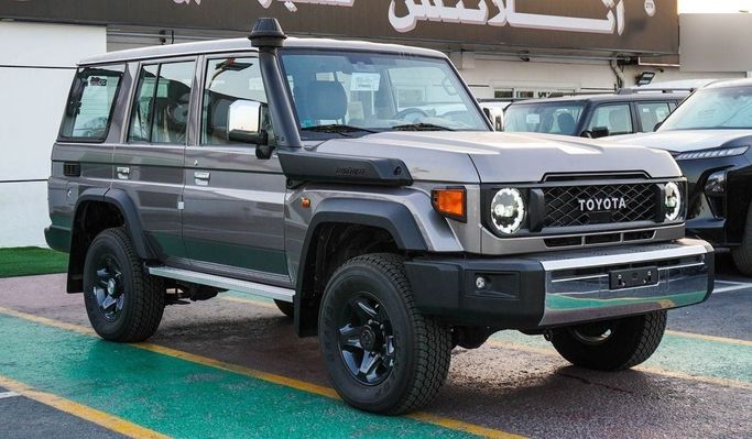 Новый Toyota Land Cruiser 70 Series Рестайлинг 2, 4.0 л, 2024 в Дубае от Atlantis Motors FZE Серый цвет. GCC | AUTO.AE | Объявление #265471