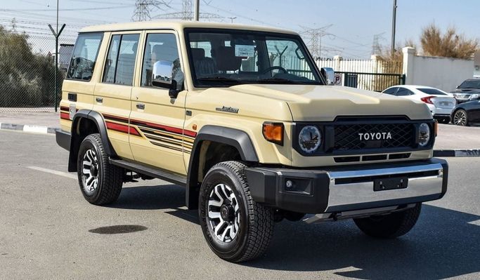 Новый Toyota Land Cruiser 70 Series Рестайлинг 2, 4.0 л, 2025 в Дубае от Atlantis Motors FZE Бежевый цвет. GCC | AUTO.AE | Объявление #265482