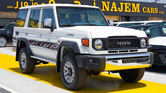 Новый Toyota Land Cruiser 70 Series Рестайлинг 2, 2.8 л, 2026 в Дубае от Najem Motors Белый цвет. GCC | AUTO.AE | Объявление #265647