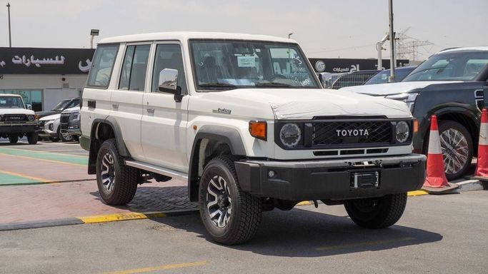 Новый Toyota Land Cruiser 70 Series Рестайлинг 2, 4.0 л, 2025 в Дубае от Atlantis Motors FZE Белый цвет. GCC | AUTO.AE | Объявление #265912