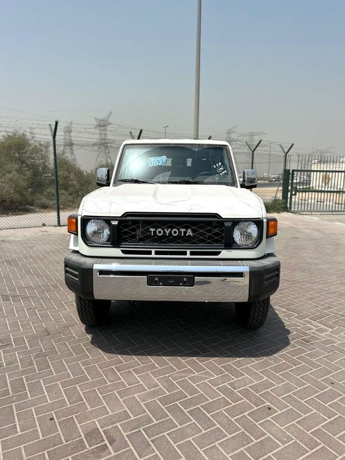 Новый Toyota Land Cruiser 70 Series Рестайлинг 2, 4.0 л, 2025 в Дубае от Atlantis Motors FZE Белый цвет. GCC | AUTO.AE | Объявление #265925