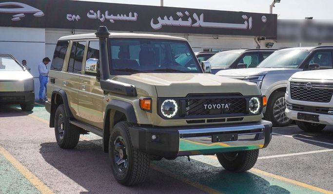 Новый Toyota Land Cruiser 70 Series Рестайлинг 2, 2.8 л, 2025 в Дубае от Atlantis Motors FZE Бежевый цвет. GCC | AUTO.AE | Объявление #265979