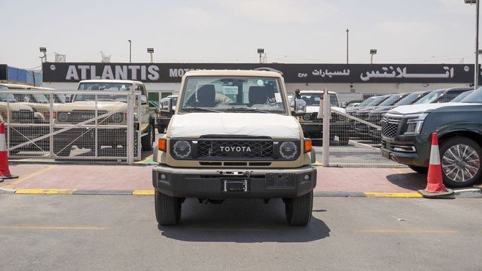 Новый Toyota Land Cruiser 70 Series Рестайлинг 2, 4.0 л, 2025 в Дубае от Atlantis Motors FZE Бежевый цвет. GCC | AUTO.AE | Объявление #266146