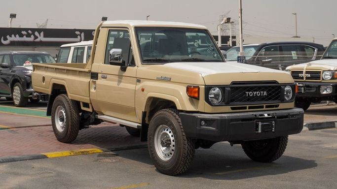 Новый Toyota Land Cruiser 70 Series Рестайлинг 2, 4.0 л, 2025 в Дубае от Atlantis Motors FZE Бежевый цвет. GCC | AUTO.AE | Объявление #266155