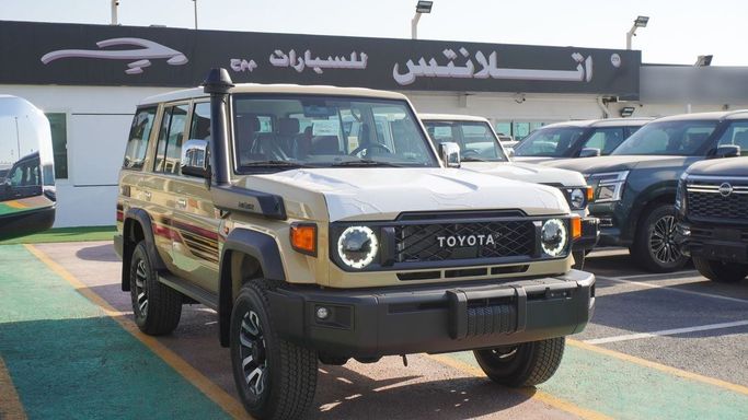 Новый Toyota Land Cruiser 70 Series Рестайлинг 2, 4.0 л, 2025 в Дубае от Atlantis Motors FZE Бежевый цвет. GCC | AUTO.AE | Объявление #266231