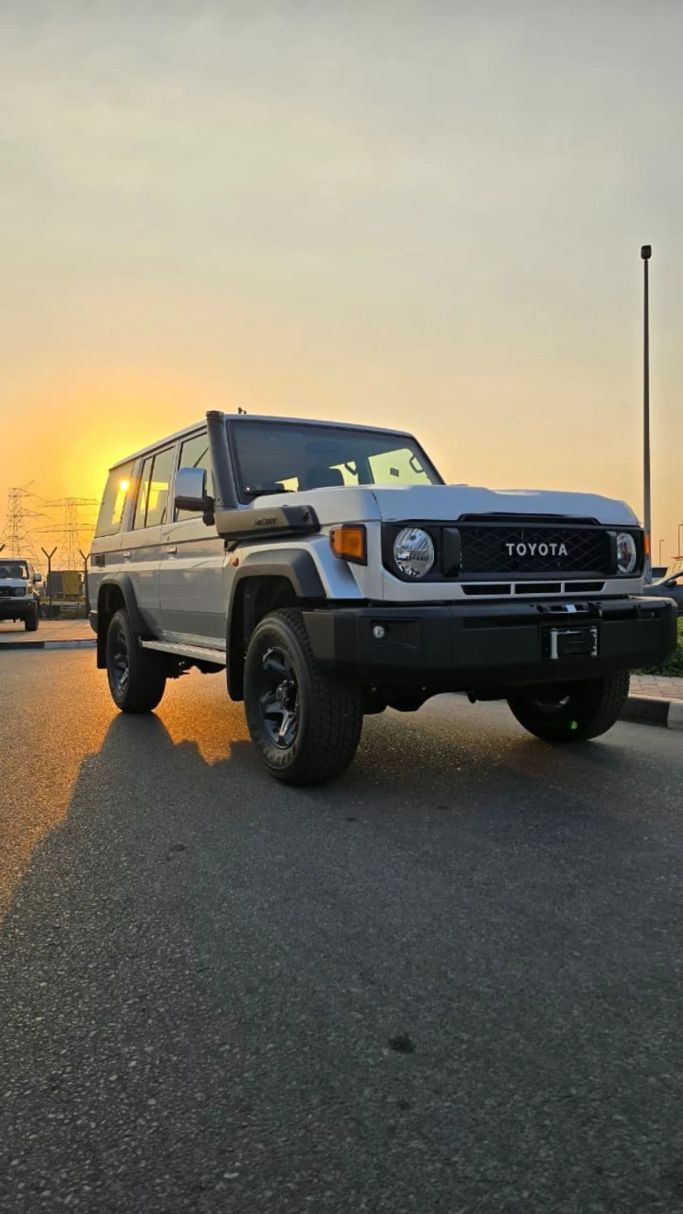 جديدة Toyota Land Cruiser 70 Series 70 Series Facelift 2, 2.8 l, 2025 في في دبي من STRADA MOTORS FZE، اللون فضي. مواصفات الخليج | AUTO.AE | إعلان #266250