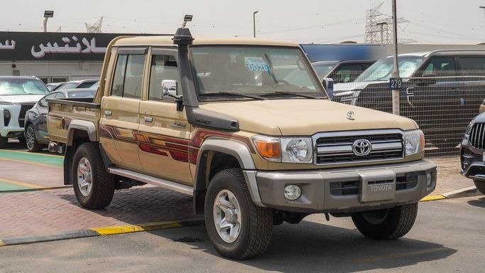 Подержанный Toyota Land Cruiser 70 Series Рестайлинг 1, 4.0 л, 2017 в Дубае от Atlantis Motors FZE Бежевый цвет. GCC | AUTO.AE | Объявление #266303