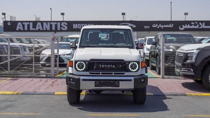 Новый Toyota Land Cruiser 70 Series Рестайлинг 2, 4.0 л, 2025 в Дубае от Atlantis Motors FZE Белый цвет. GCC | AUTO.AE | Объявление #266503