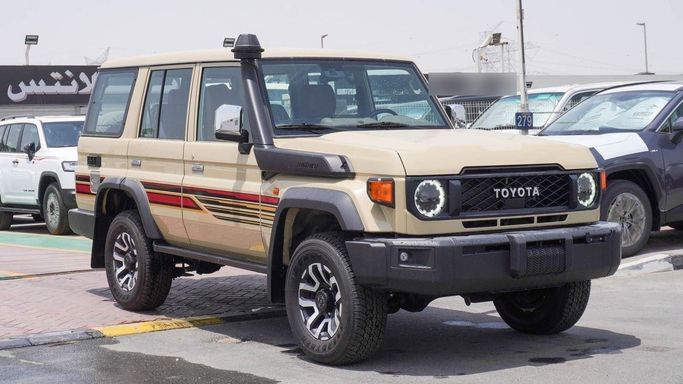 Новый Toyota Land Cruiser 70 Series Рестайлинг 2, 4.0 л, 2025 в Дубае от Atlantis Motors FZE Бежевый цвет. GCC | AUTO.AE | Объявление #266538
