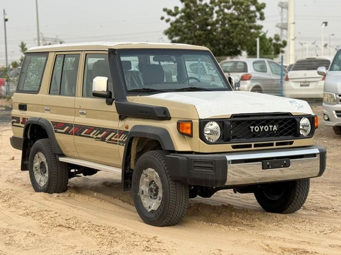 Новый Toyota Land Cruiser 70 Series Рестайлинг 2, 4.0 л, 2026 в Дубае от World Center Motors FZE Бежевый цвет. GCC | AUTO.AE | Объявление #267600