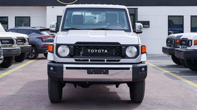 جديدة Toyota Land Cruiser 70 Series 70 Series Facelift 2, 4.0 l, 2025 في في دبي من Africa Auto FZE، اللون فضي. مواصفات الخليج | AUTO.AE | إعلان #269163