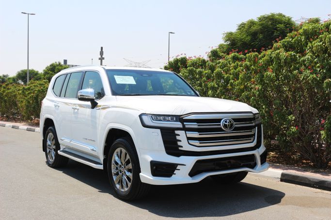 Подержанный Toyota Land Cruiser i-FORCE MAX 300 Series, 3.4 л, 2026 в Дубае от Power Wagon Motors Белый цвет. GCC | AUTO.AE | Объявление #269677