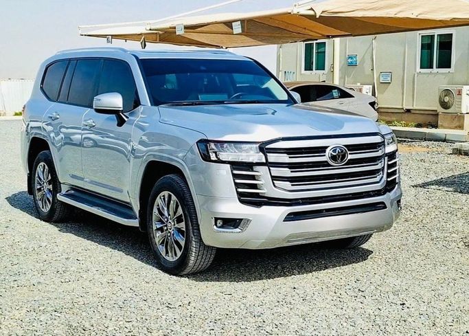 Подержанный Toyota Land Cruiser 200 Series Рестайлинг 2, 4.0 л, 2019 в Дубае от Humera automobile fze Серебристый цвет. GCC | AUTO.AE | Объявление #271149