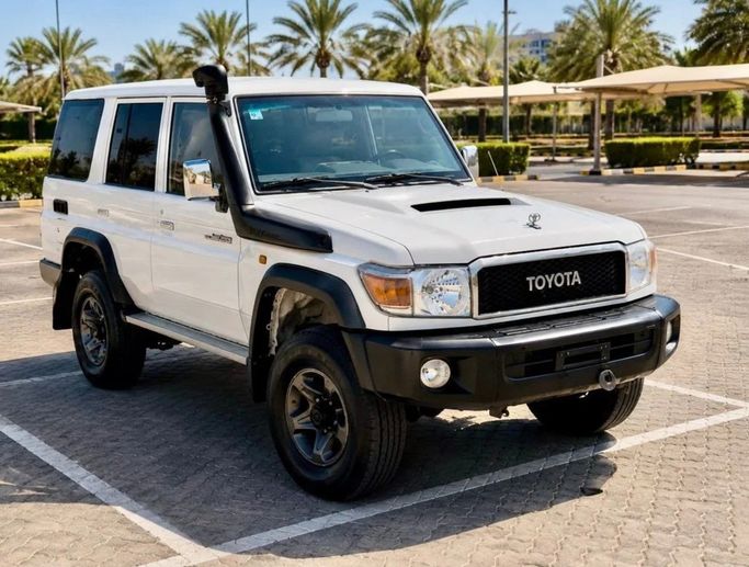 Подержанный Toyota Land Cruiser 70 Series Рестайлинг 1, 4.5 л, 2018 в Дубае от Humera automobile fze Белый цвет. GCC | AUTO.AE | Объявление #271288