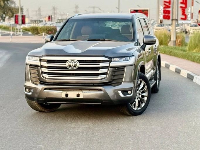 Подержанный Toyota Land Cruiser 200 Series Рестайлинг 2, 4.0 л, 2017 в Дубае от Humera automobile fze Серебристый цвет. GCC | AUTO.AE | Объявление #271322