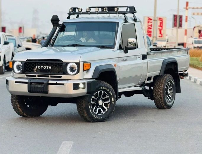 مستعملة Toyota Land Cruiser 70 Series 70 Series Facelift 1, 4.5 l, 2020 في في دبي من Humera automobile fze، اللون فضي. مواصفات الخليج | AUTO.AE | إعلان #271344