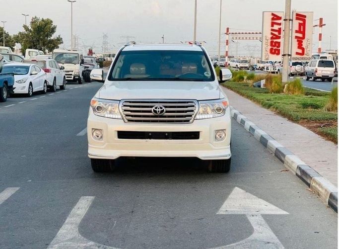 مستعملة Toyota Land Cruiser 200 Series 200 Series Facelift 1, 4.0 l, 2015 في في دبي من Humera automobile fze، اللون أبيض. مواصفات الخليج | AUTO.AE | إعلان #271351