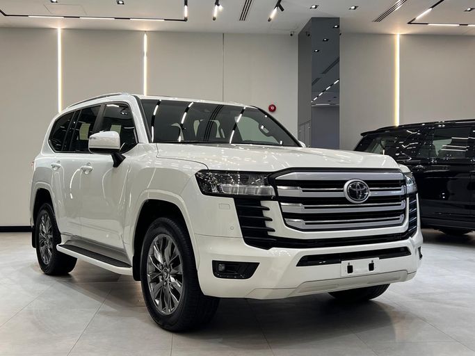Used Toyota Land Cruiser 300 Series, 4.0 l, 2024 in Dubai by SYARTI CAR TRADING, White color. GCC Specs | AUTO.AE | Listing #271717