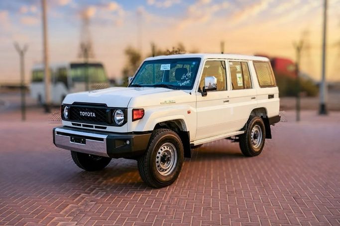 Новый Toyota Land Cruiser 70 Series Рестайлинг 2, 4.0 л, 2026 в ОАЭ, Дубай от Hussein Ghulam Motors FZCO Белый цвет. GCC | AUTO.AE | Объявление #278219