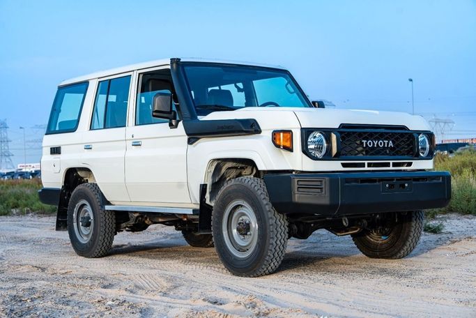 جديدة Toyota Land Cruiser 70 Series 70 Series Facelift 2, 4.2 l, 2025 في في الإمارات, دبي من Hussein Ghulam Motors FZCO، اللون أبيض. مواصفات الخليج | AUTO.AE | إعلان #278385