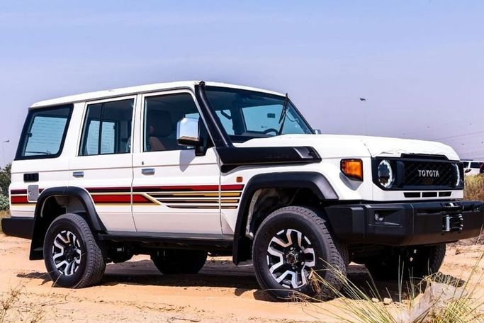 جديدة Toyota Land Cruiser 70 Series 70 Series Facelift 2, 4.0 l, 2026 في في الإمارات, دبي من Hussein Ghulam Motors FZCO، اللون أبيض. مواصفات الخليج | AUTO.AE | إعلان #278411
