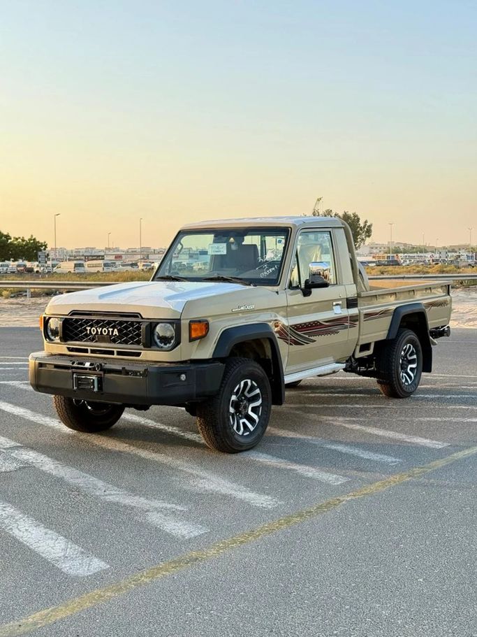 جديدة Toyota Land Cruiser 70 Series 70 Series Facelift 2, 4.0 l, 2026 في في الإمارات, دبي من Signature Motors FZE، اللون بيج. مواصفات الخليج | AUTO.AE | إعلان #278483