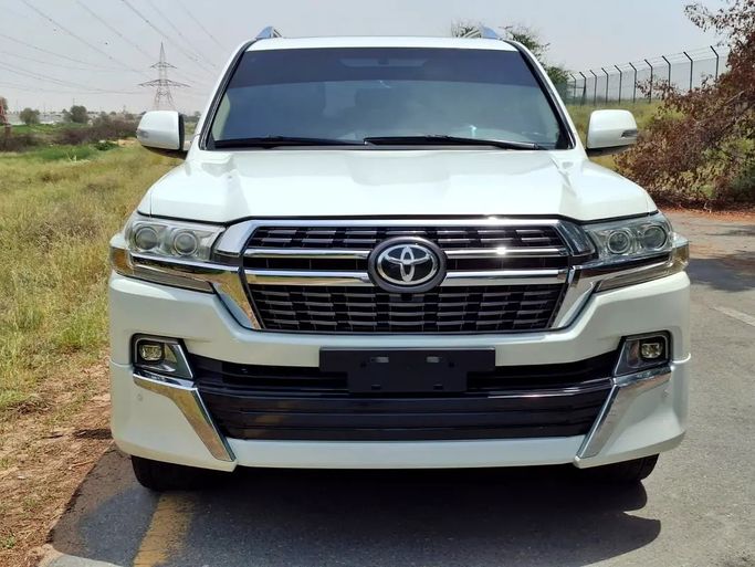 مستعملة Toyota Land Cruiser 200 Series 200 Series Facelift 2, 5.7 l, 2015 في في الإمارات, دبي من Hashem Used Cars، اللون أبيض. مواصفات الخليج | AUTO.AE | إعلان #279417