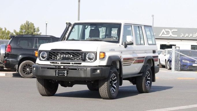 جديدة ⁦Toyota Land Cruiser 70 Series 70 Series Facelift 2، 2.8 l، 2025⁩ في في الإمارات, دبي من Maqbool Motors FZCO، اللون أبيض. مواصفات الخليج | AUTO.AE | إعلان #286433