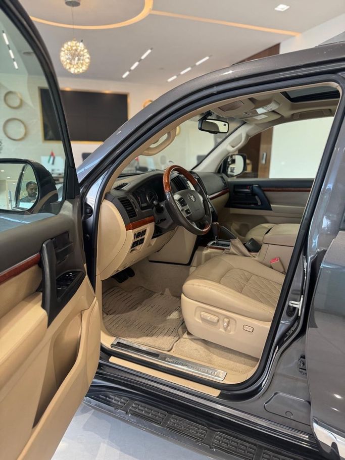 مستعملة ⁦Toyota Land Cruiser 200 Series 200 Series Facelift 1، 4.6 l، 2015⁩ في في الإمارات, دبي من MASTER CARS USED CARS، اللون رمادي. مواصفات الخليج | AUTO.AE | إعلان #287309