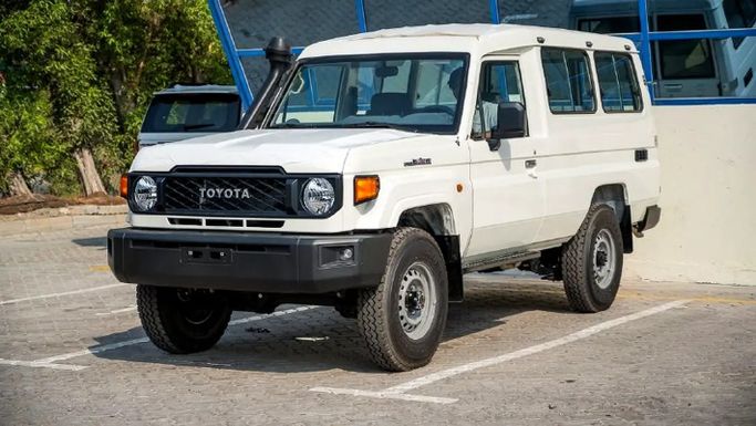 جديدة ⁦Toyota Land Cruiser 70 Series 70 Series Facelift 2، 4.0 l، 2026⁩ في في الإمارات, دبي من Al Amid Global Auto LLC FZ، اللون أبيض. مواصفات الخليج | AUTO.AE | إعلان #288638