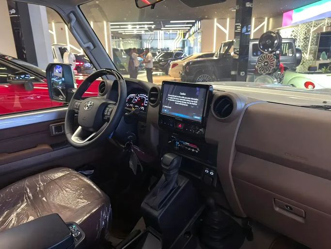 جديدة Toyota Land Cruiser 70 Series 70 Series Facelift 2، 4.0 لتر، 2026 في الإمارات، دبي من GE Motors، اللون فضي. مواصفات الخليج | AUTO.AE | إعلان #295577 — صورة 12 من 14